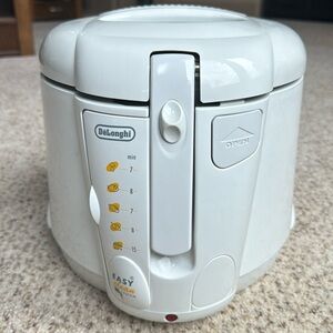 DeLonghi Cool-Touch Deep Fryer Model D650-UX